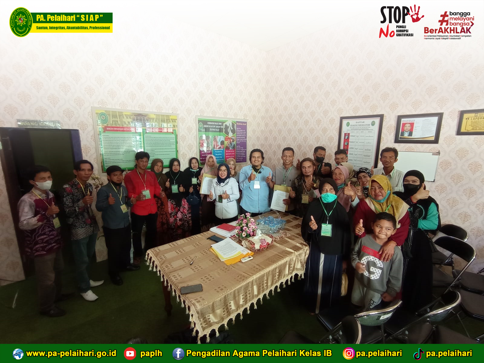 Senyum lepas para Penggugat dan para Tergugat pasca kesepaatan damai Senyum lepas para Penggugat dan para Tergugat pasca kesepaatan damai