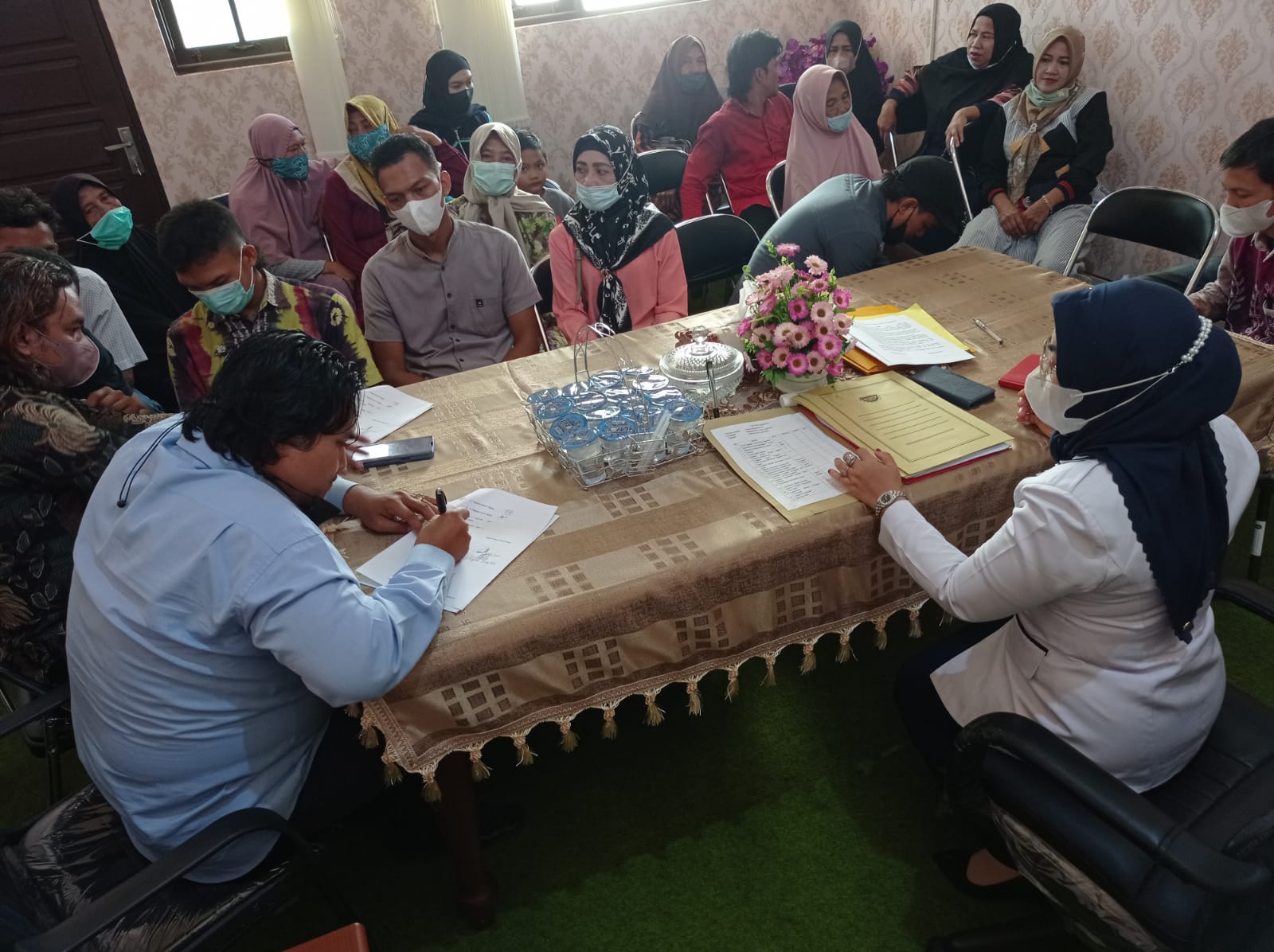Kuasa Hukum para Penggugat menandatangani Kesepakatan Perdamaian Kuasa Hukum para Penggugat menandatangani Kesepakatan Perdamaian